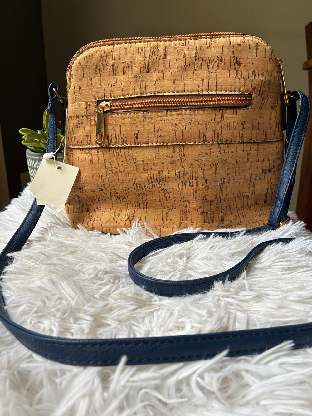 Natural Cork Tassel Crossbody Bag with Zip Pocket 💙 - Picture 4 of 9